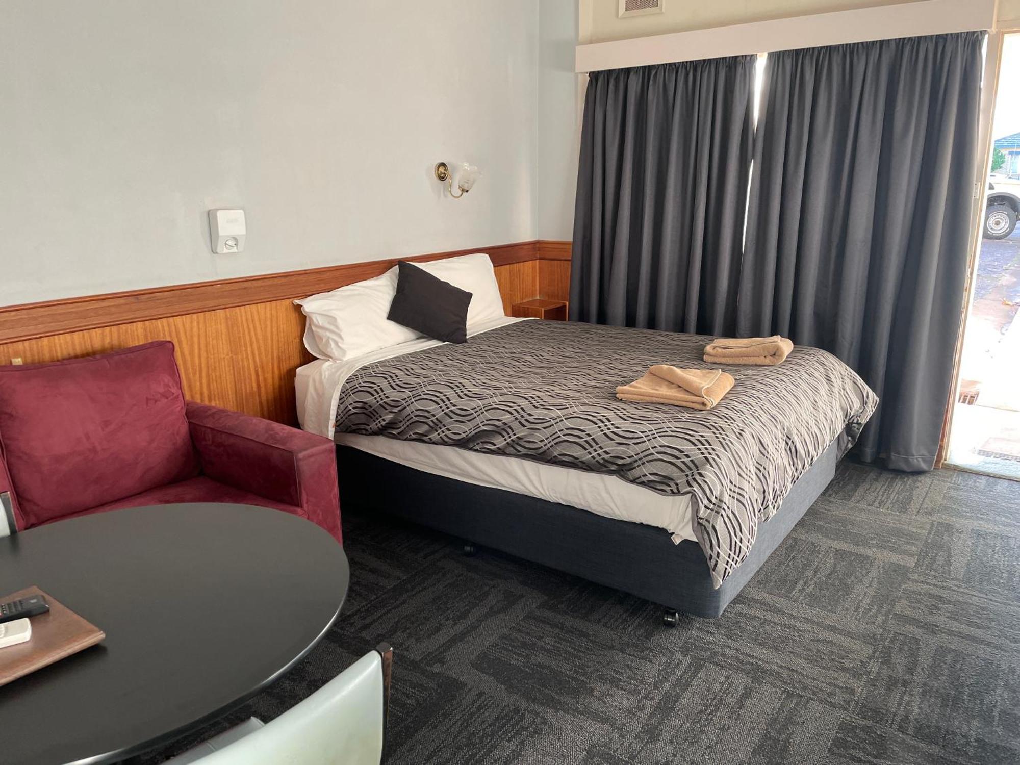 County Lodge Motor Inn West Wyalong Exteriör bild