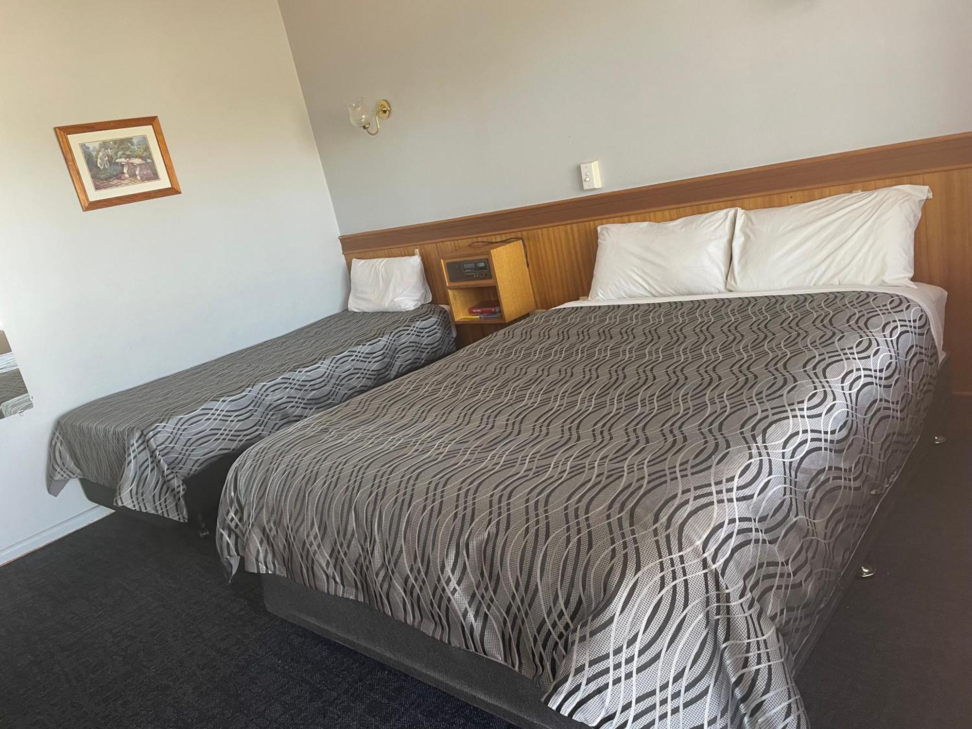 County Lodge Motor Inn West Wyalong Exteriör bild