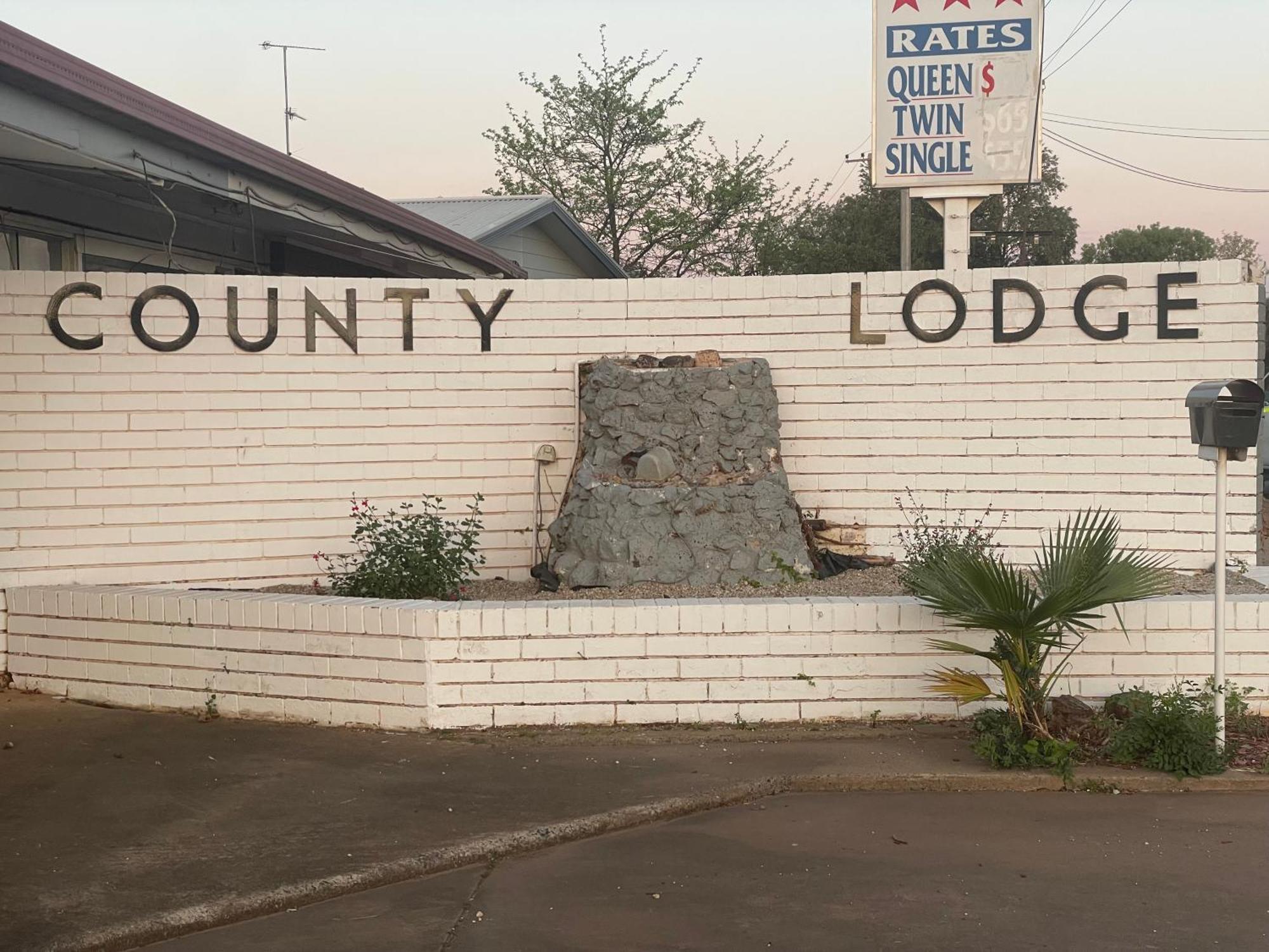 County Lodge Motor Inn West Wyalong Exteriör bild