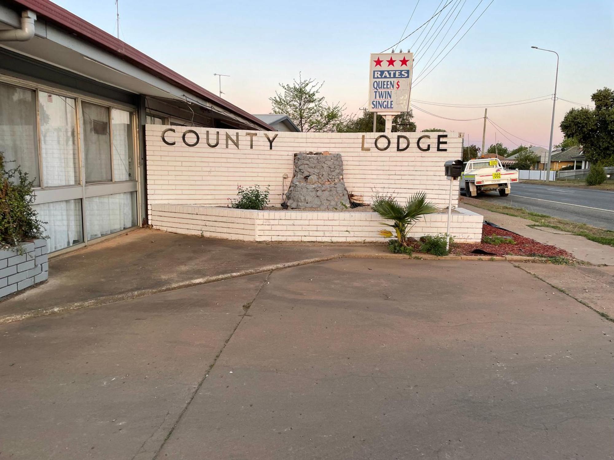 County Lodge Motor Inn West Wyalong Exteriör bild