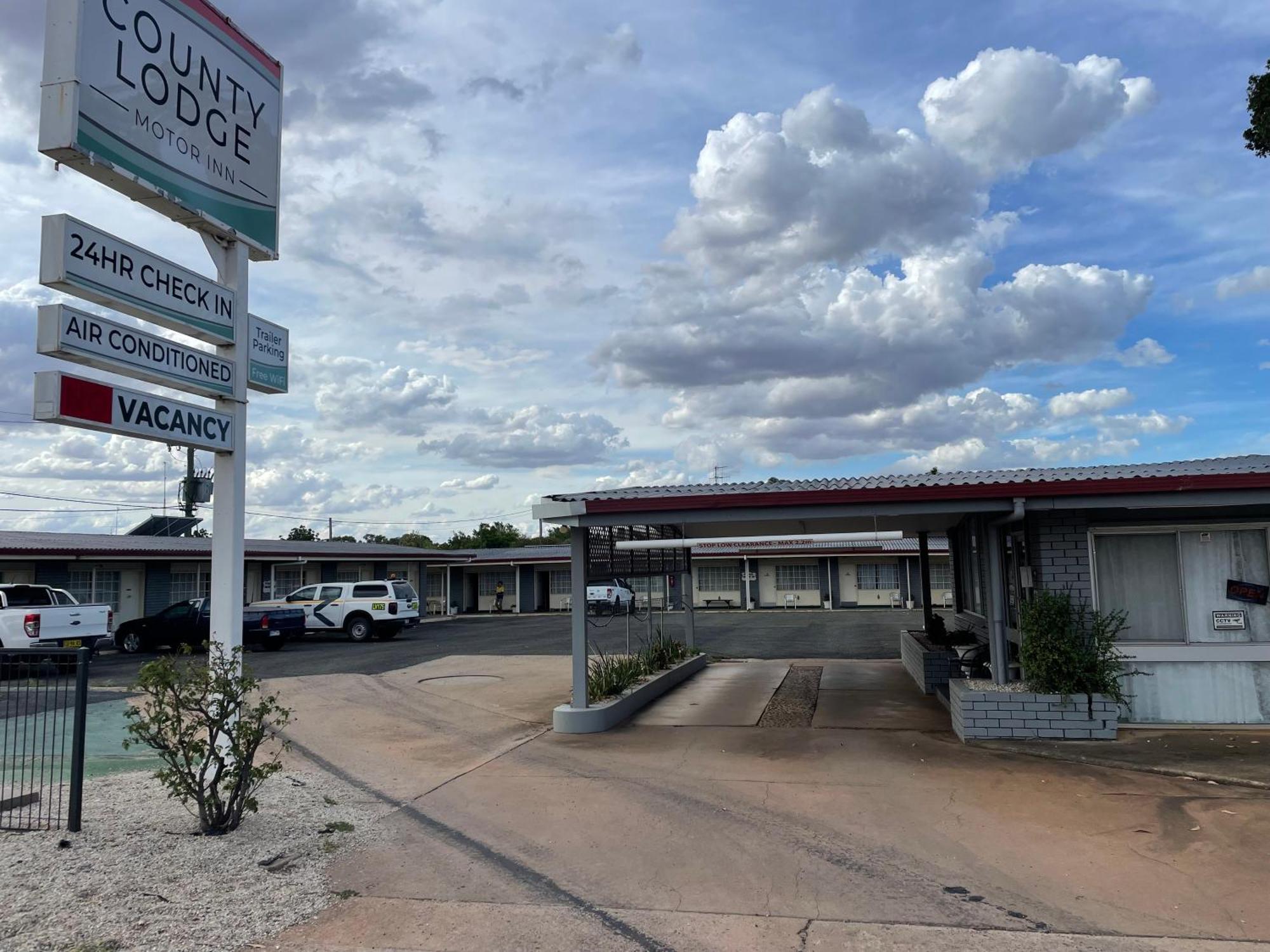 County Lodge Motor Inn West Wyalong Exteriör bild