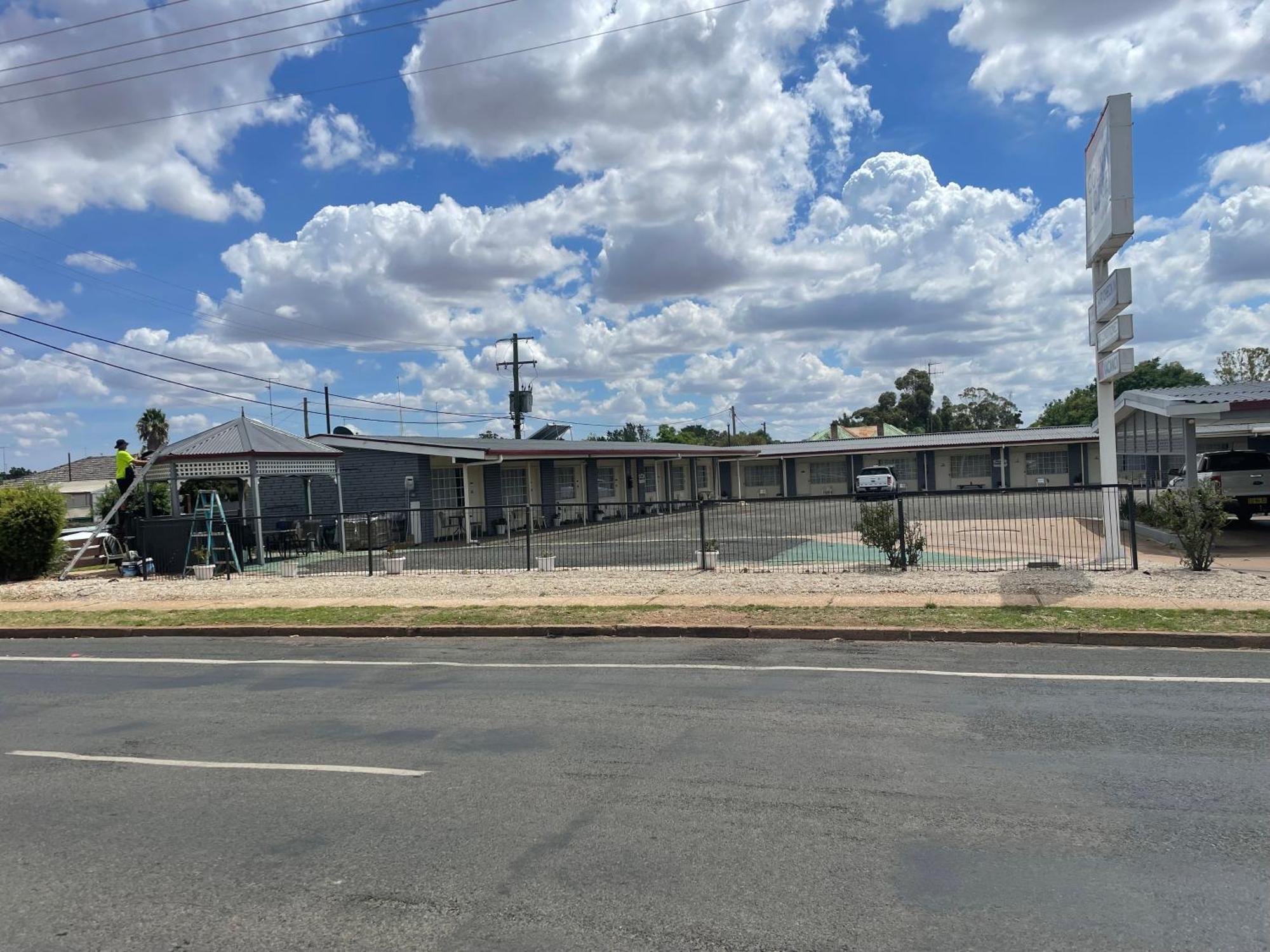 County Lodge Motor Inn West Wyalong Exteriör bild