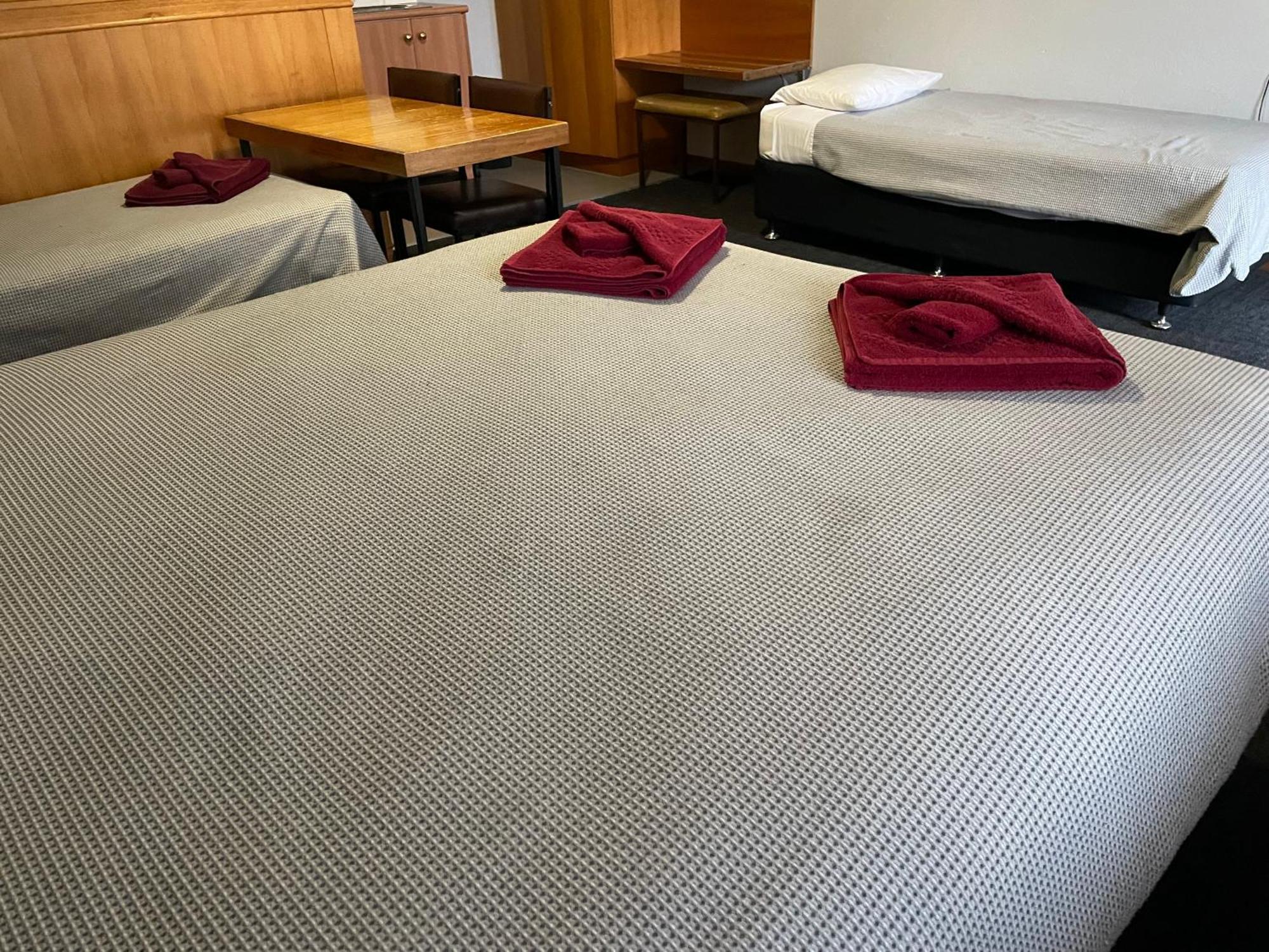 County Lodge Motor Inn West Wyalong Exteriör bild