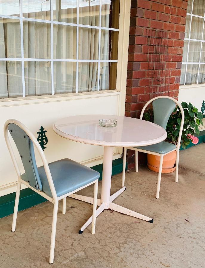 County Lodge Motor Inn West Wyalong Exteriör bild
